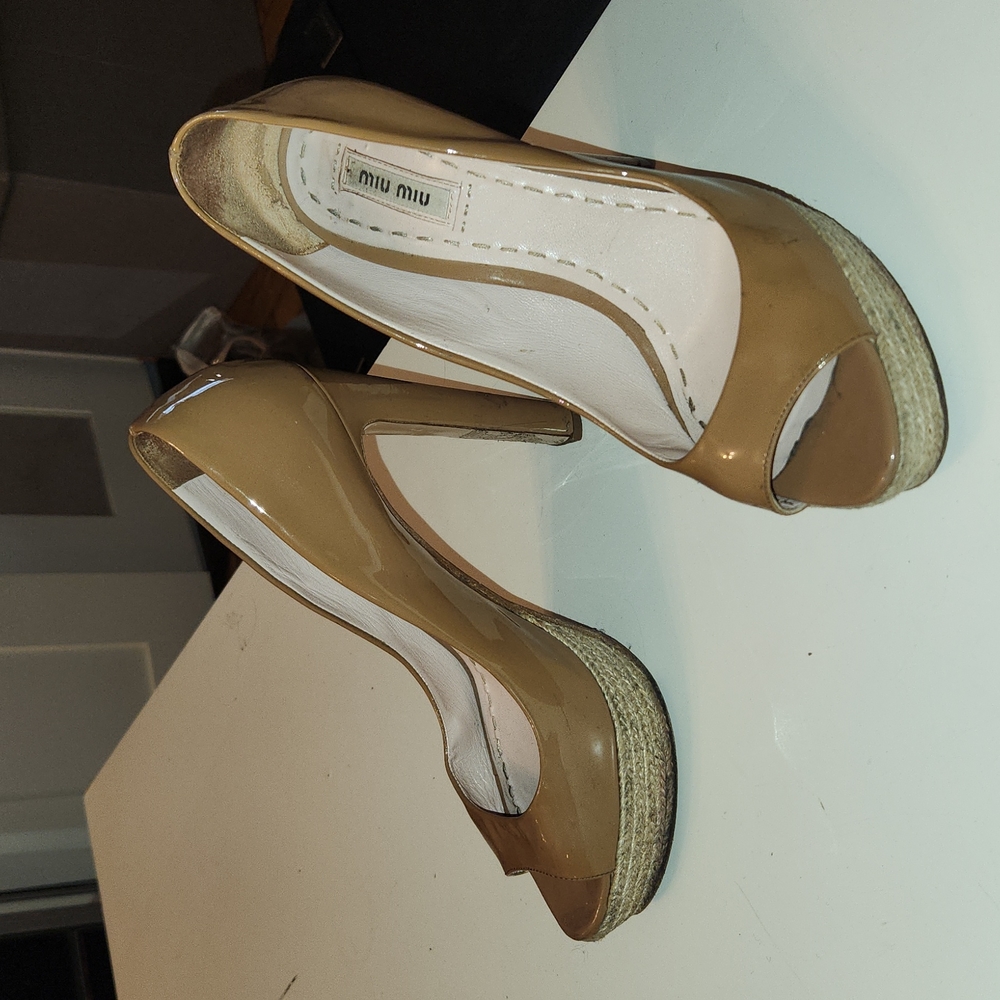 Miu Miu tan patent platform heels sz 39